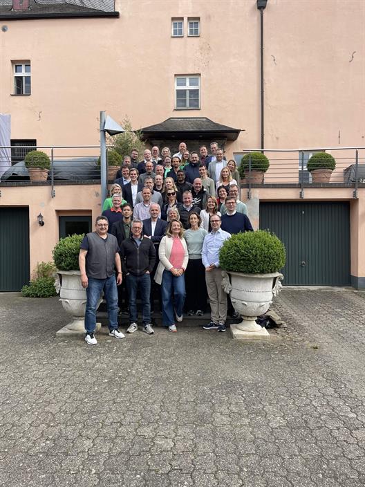Gruppenfoto Treppe Gutshof